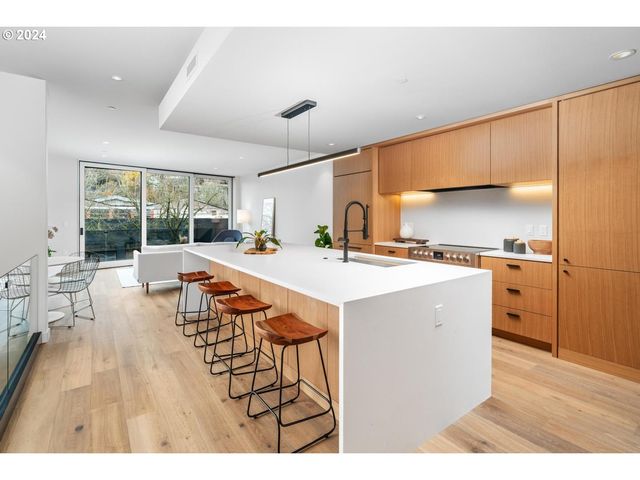 2795 Nw THURMAN St, Portland, OR 97210