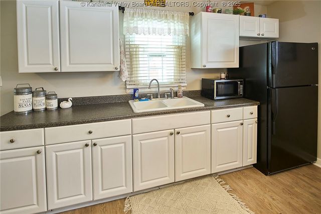 618 2nd Avenue, Elkview, WV 25071