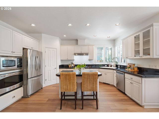 1041 EPPERLY Way, West Linn, OR 97068