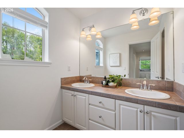 1041 EPPERLY Way, West Linn, OR 97068