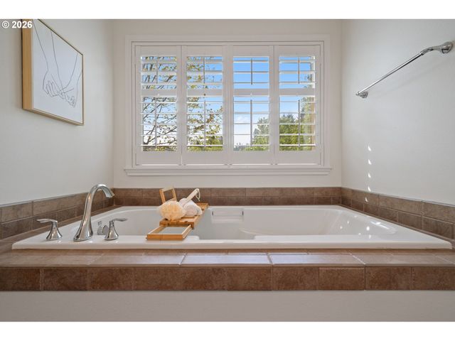 1041 EPPERLY Way, West Linn, OR 97068