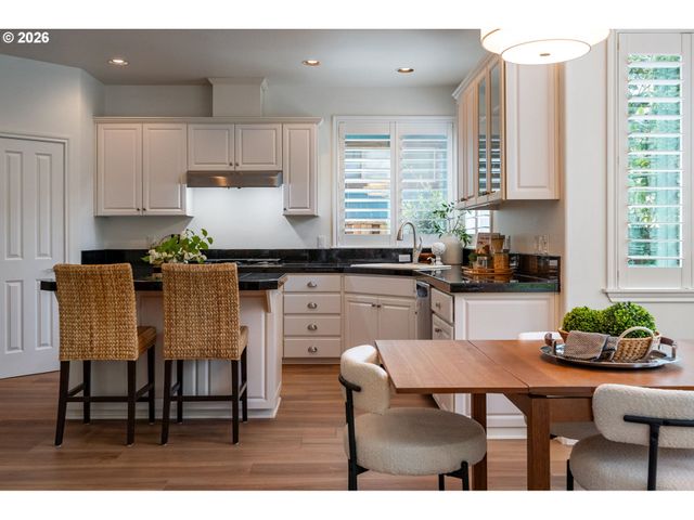 1041 EPPERLY Way, West Linn, OR 97068