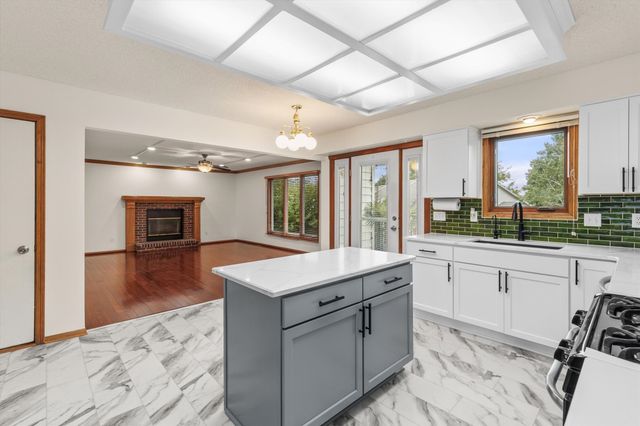 5905 Applewood Drive, West Des Moines, IA 50266