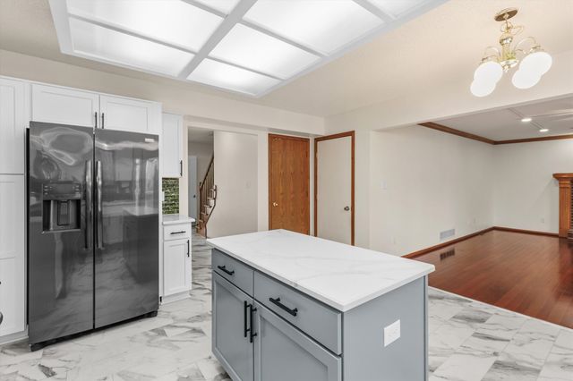 5905 Applewood Drive, West Des Moines, IA 50266