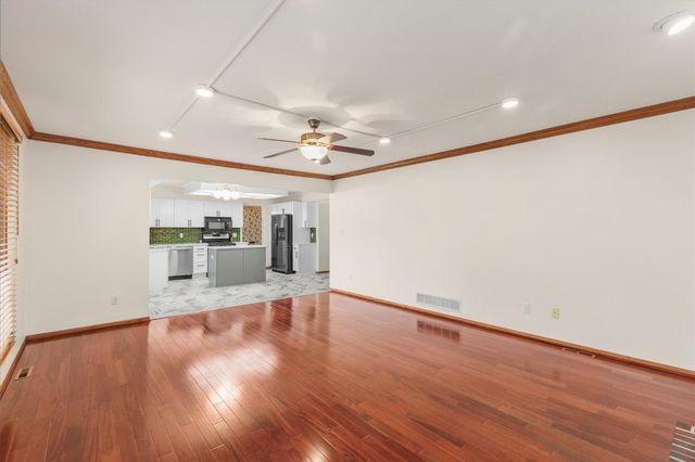 5905 Applewood Drive, West Des Moines, IA 50266