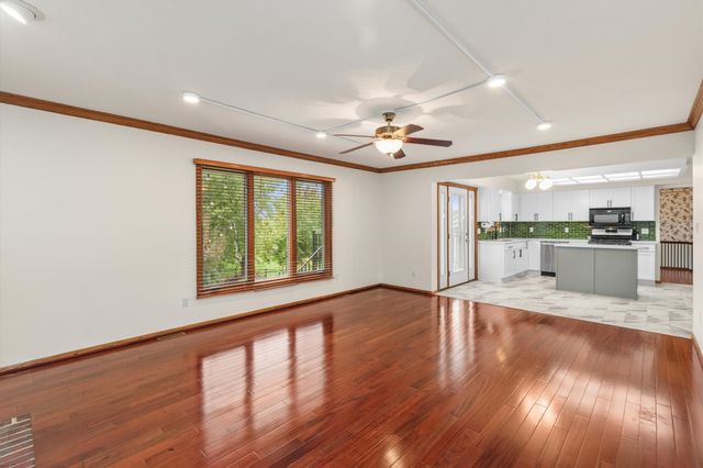 5905 Applewood Drive, West Des Moines, IA 50266