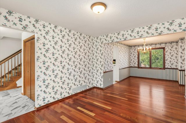 5905 Applewood Drive, West Des Moines, IA 50266
