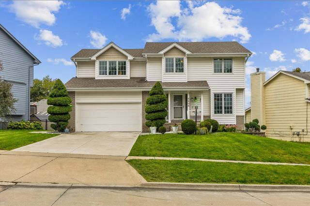 5905 Applewood Drive, West Des Moines, IA 50266