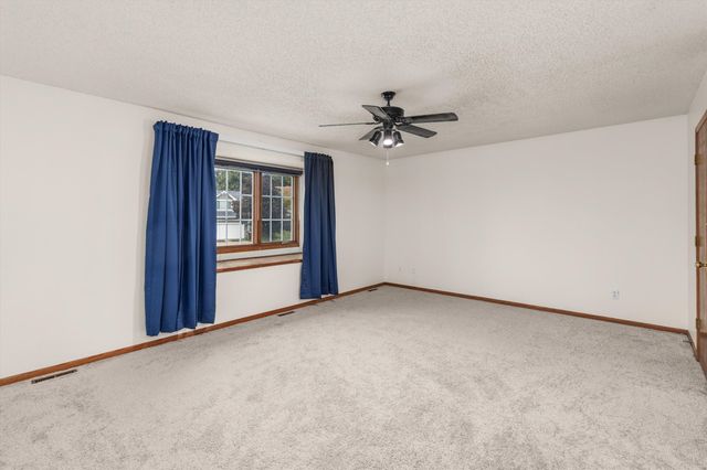 5905 Applewood Drive, West Des Moines, IA 50266