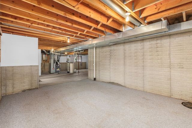 5905 Applewood Drive, West Des Moines, IA 50266