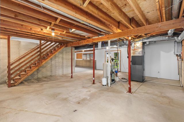5905 Applewood Drive, West Des Moines, IA 50266
