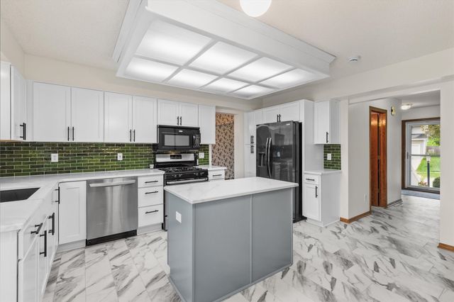 5905 Applewood Drive, West Des Moines, IA 50266