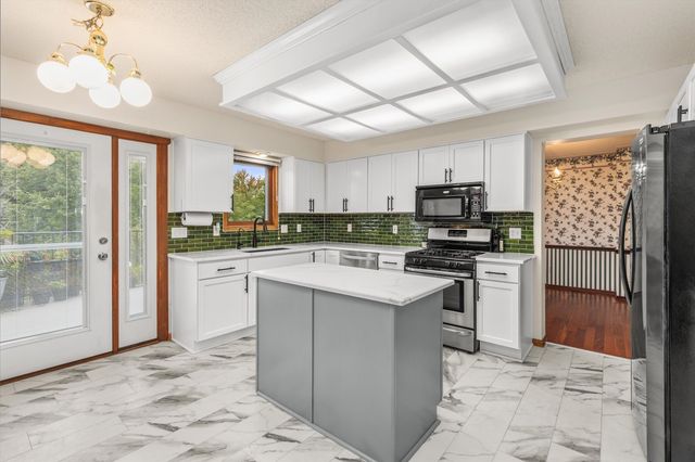 5905 Applewood Drive, West Des Moines, IA 50266