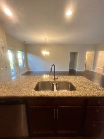 1084 Westgate Dr, Gallatin, TN 37066