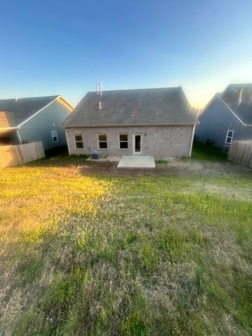 1084 Westgate Dr, Gallatin, TN 37066