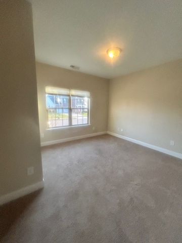 1084 Westgate Dr, Gallatin, TN 37066