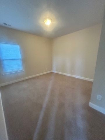 1084 Westgate Dr, Gallatin, TN 37066