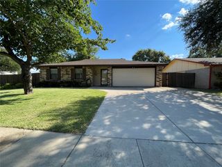 725 Parkvale Lane, Grand Prairie, TX 75052