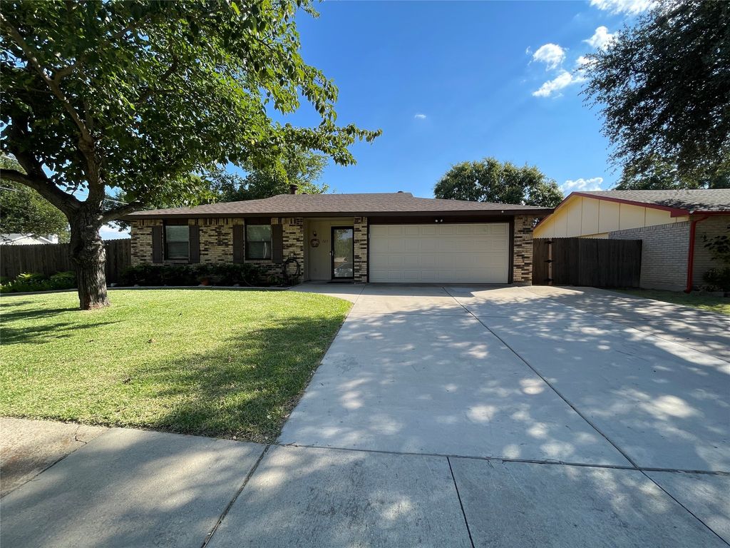 725 Parkvale Lane, Grand Prairie, TX 75052