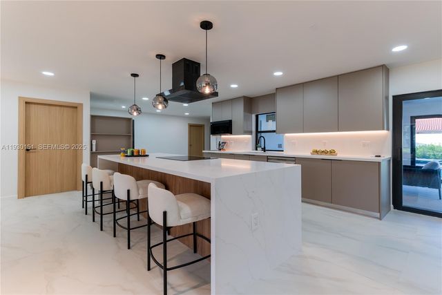 2415 NE 35th Dr, Fort Lauderdale, FL 33308