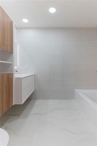 2415 NE 35th Dr, Fort Lauderdale, FL 33308