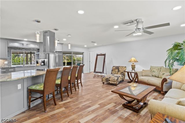 9421 Moonlight DR, Sanibel, FL 33957