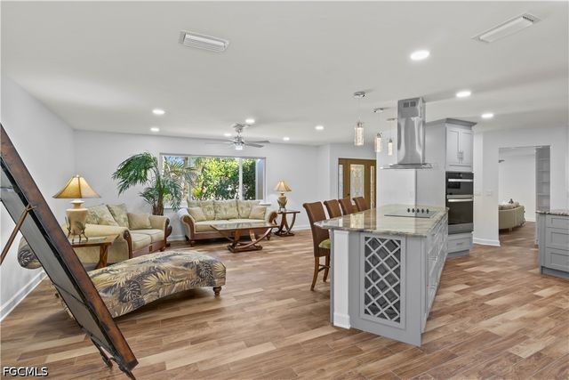 9421 Moonlight DR, Sanibel, FL 33957