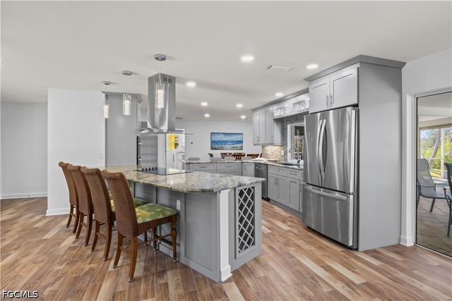 9421 Moonlight DR, Sanibel, FL 33957