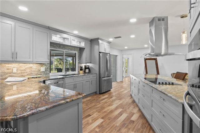 9421 Moonlight DR, Sanibel, FL 33957