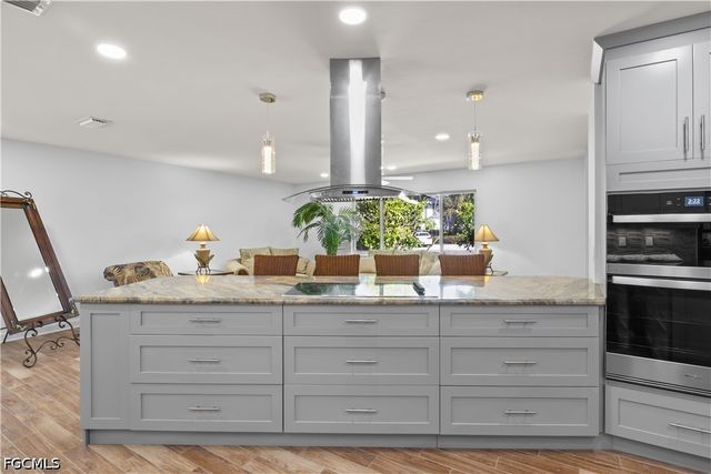 9421 Moonlight DR, Sanibel, FL 33957