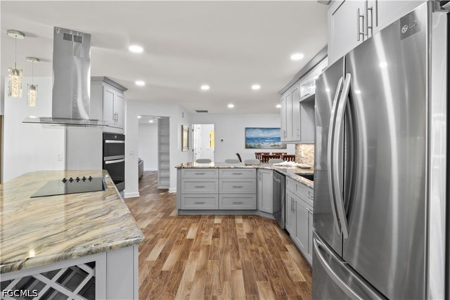 9421 Moonlight DR, Sanibel, FL 33957