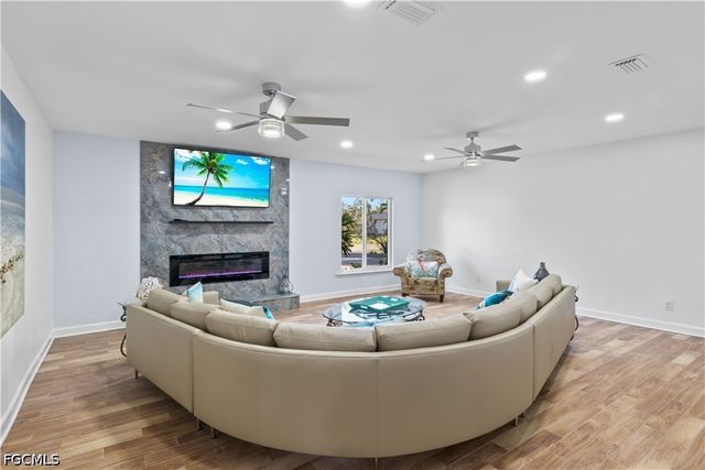 9421 Moonlight DR, Sanibel, FL 33957