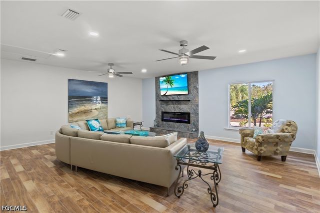 9421 Moonlight DR, Sanibel, FL 33957