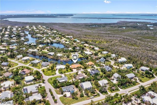 9421 Moonlight DR, Sanibel, FL 33957