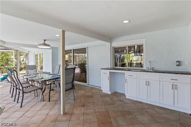 9421 Moonlight DR, Sanibel, FL 33957