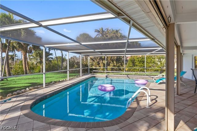 9421 Moonlight DR, Sanibel, FL 33957