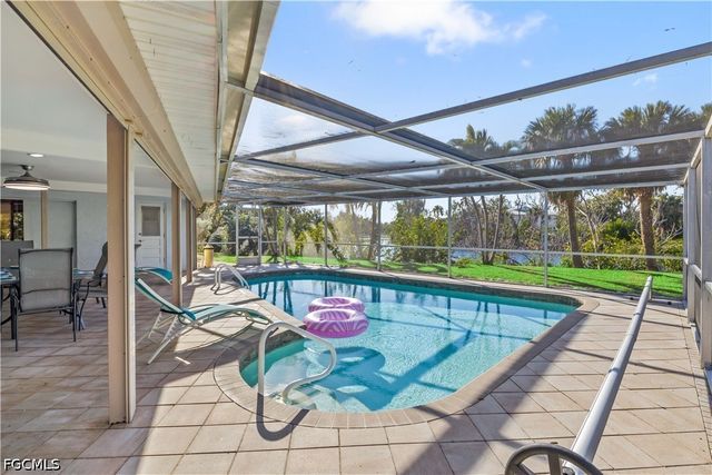 9421 Moonlight DR, Sanibel, FL 33957