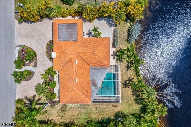 9421 Moonlight DR, Sanibel, FL 33957