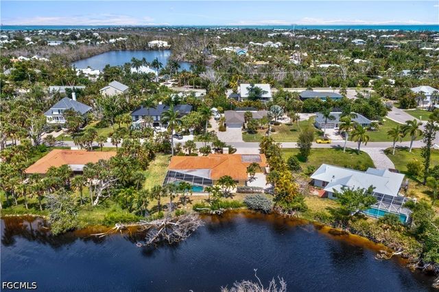 9421 Moonlight DR, Sanibel, FL 33957