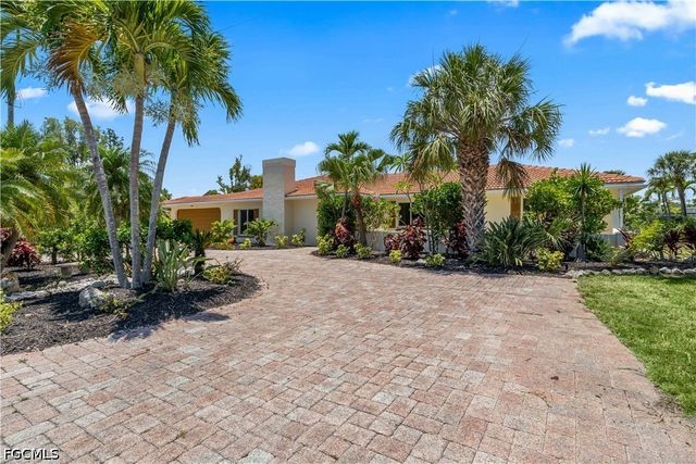 9421 Moonlight DR, Sanibel, FL 33957