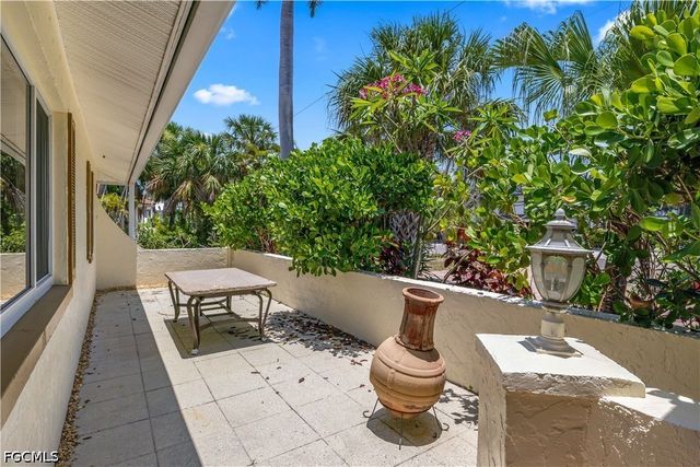 9421 Moonlight DR, Sanibel, FL 33957