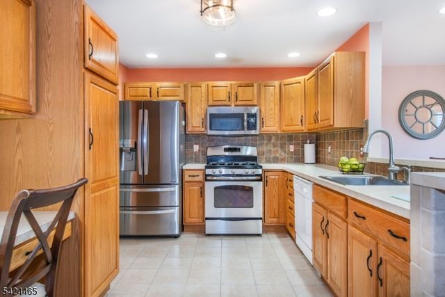 24 Clubhouse Rd, Hardyston Twp., NJ 07419