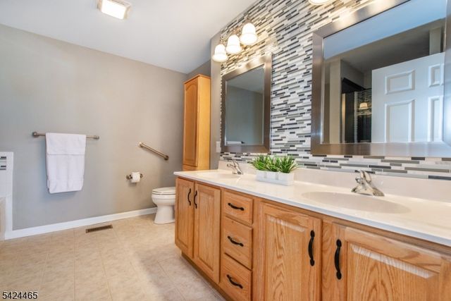 24 Clubhouse Rd, Hardyston Twp., NJ 07419