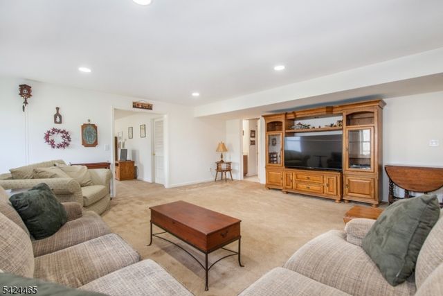 24 Clubhouse Rd, Hardyston Twp., NJ 07419