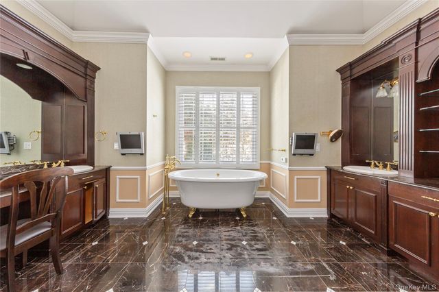 38 Stone Hill Drive S, Manhasset, NY 11030