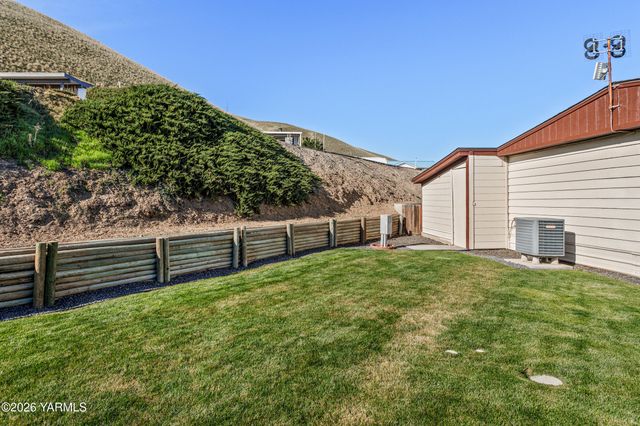 300 Alps Rd 1052, Moxee, WA 98936