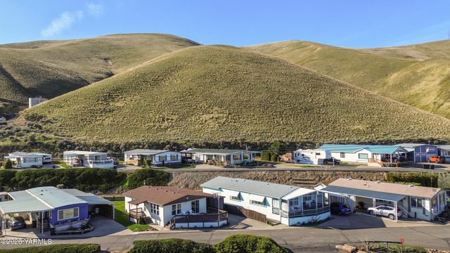 300 Alps Rd 1052, Moxee, WA 98936