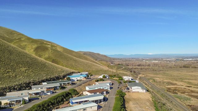300 Alps Rd 1052, Moxee, WA 98936