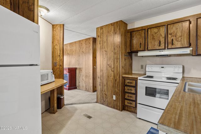 300 Alps Rd 1052, Moxee, WA 98936