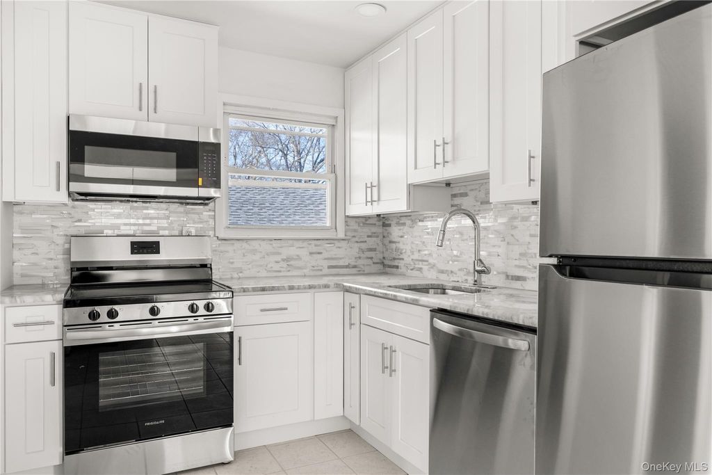 345 41 ST Street, Copiague, NY 11726 — photo 5